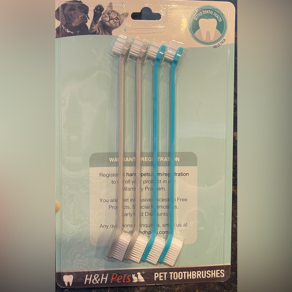 Set of 4 dog or cat toothbrushes. Sealed package.